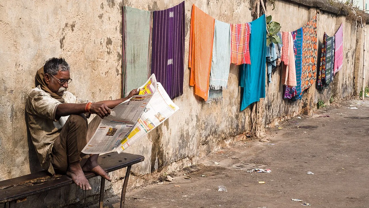 Man reading Newspaper (15751201754)