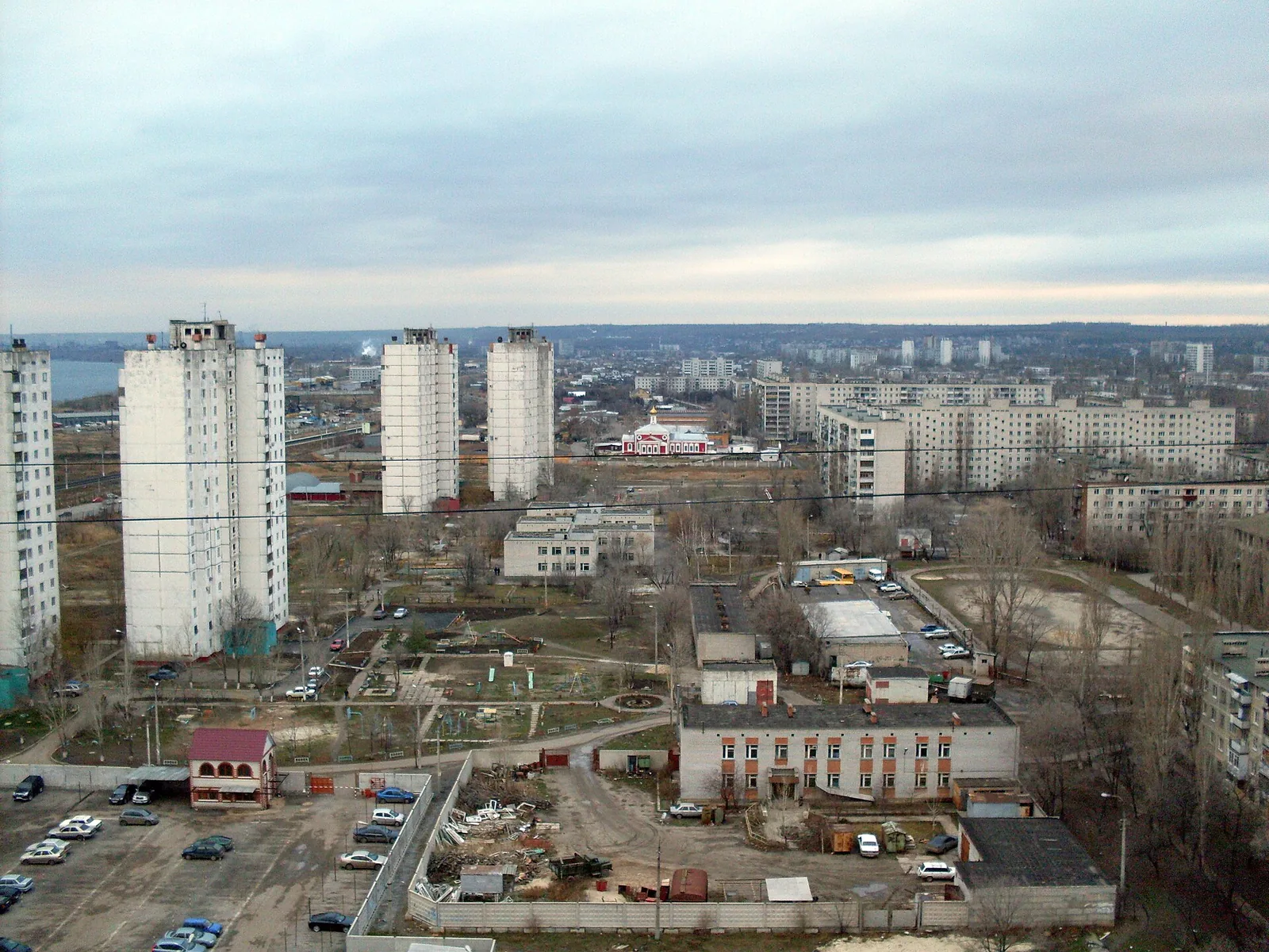 Хрущёвки, брежневки и церковь (дек 08) - panoramio