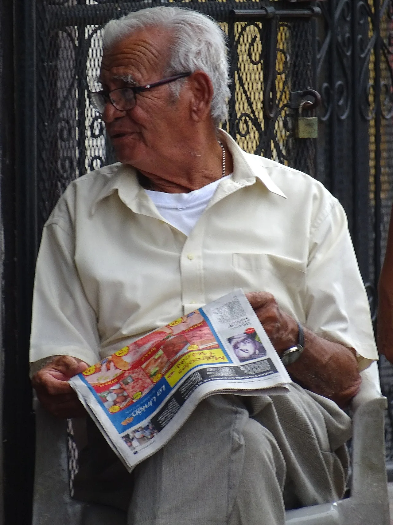 Man Reading Newspaper - Granada - Nicaragua (31797765272) (2)
