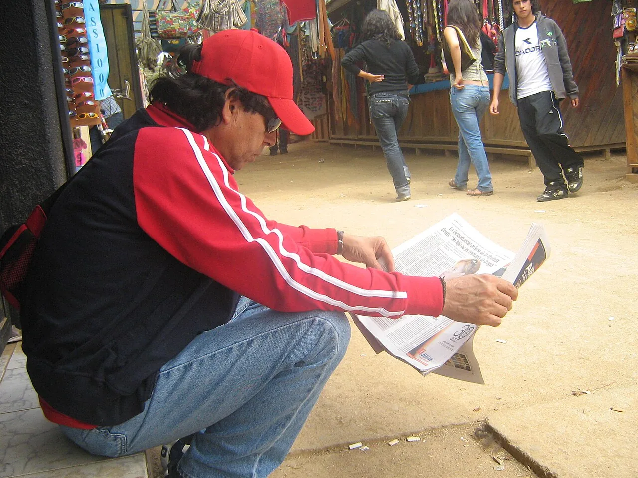 Man reading Las Últimas Noticias